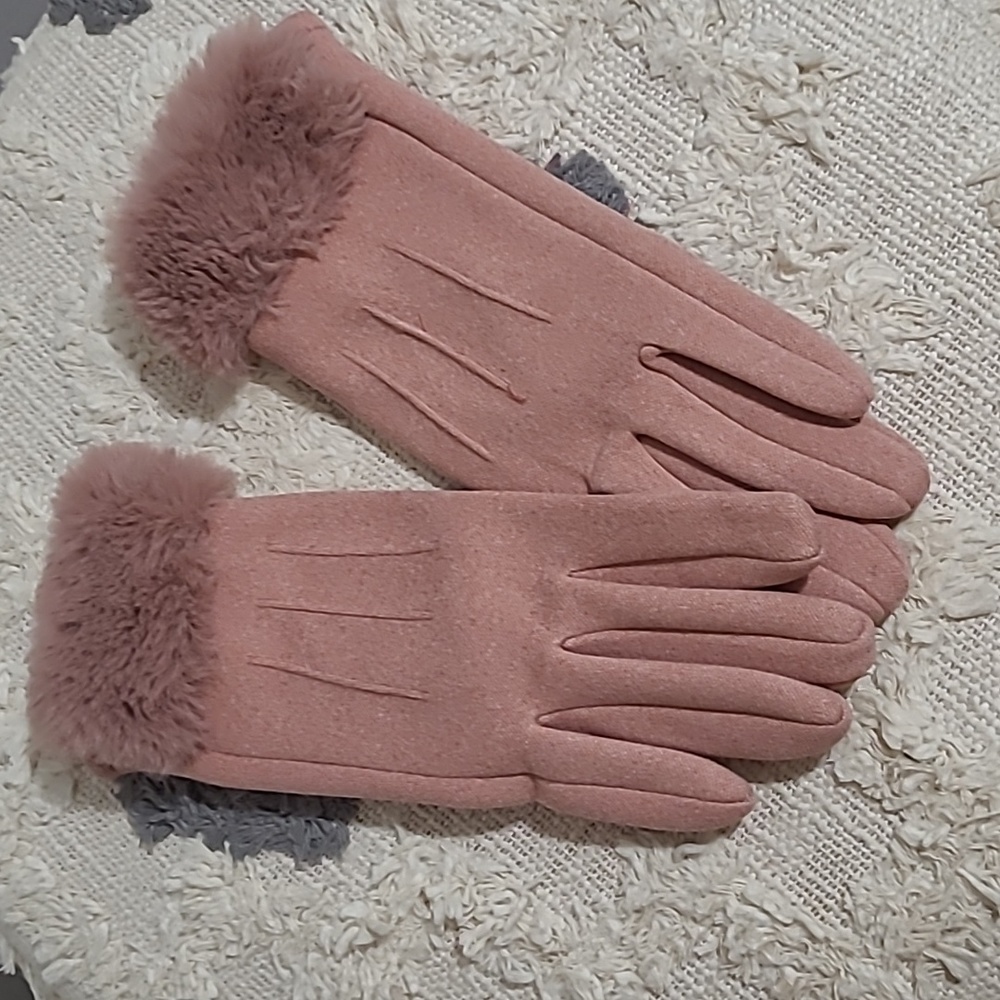 ❄️Soft, pink winter gloves with faux fur detail and texting fingertips 💕🎀